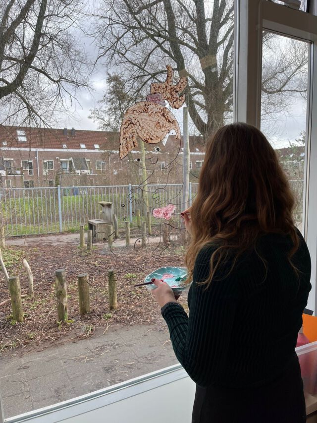 Bij een nieuw thema horen ook nieuwe raamschilderingen! 🎨

Swipe door voor het eindresultaat!🐥

Bij de babygroep Stempelmakerstraat zijn ze druk bezig met het aankleden van het nieuwe thema: Boerderij 🐮🐷

Rond 3 uur eten we altijd met zijn alle wat groente en ze hadden bij de Stempelmakerstraat ook wat muntwater erbij gemaakt voor de kinderen. 🍅🥒

#raamschildering #nieuwthema #groente #tafelmoment #babygroep #kinderopvangalkmaar #themagerichtwerken