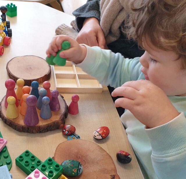 Spelen met de houten poppetjes 💙

📍 Peuteropvang Anna Paulownastraat

#spelen #ontwikkelen #leren #peuteropvang #peuter #fantasie #kinderen