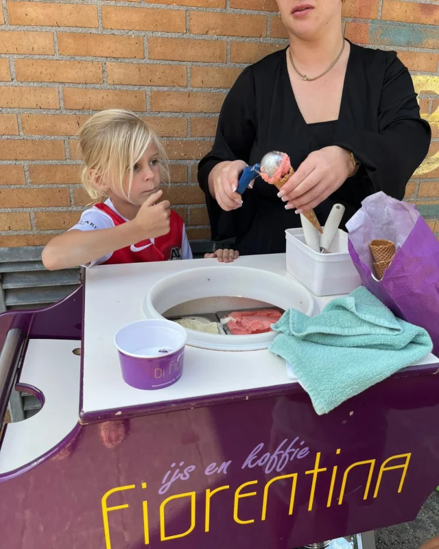 @difiorentinaheiloo kwam ook gezellig de vakantie afsluiten bij de BSO Schoenmaker/Stempelmakerstraat! 🍦 

De kinderen en de pedagogisch medewerkers genoten van heerlijke ijsjes en veel gezelligheid. Volgende week begint school weer, maar we genieten nog even lekker van deze laatste vakantiedagen! ☀️🎉

#ijsjes #difiorentina #vakantieafsluiting #BSO #zomervakantie #genieten #gezelligheid