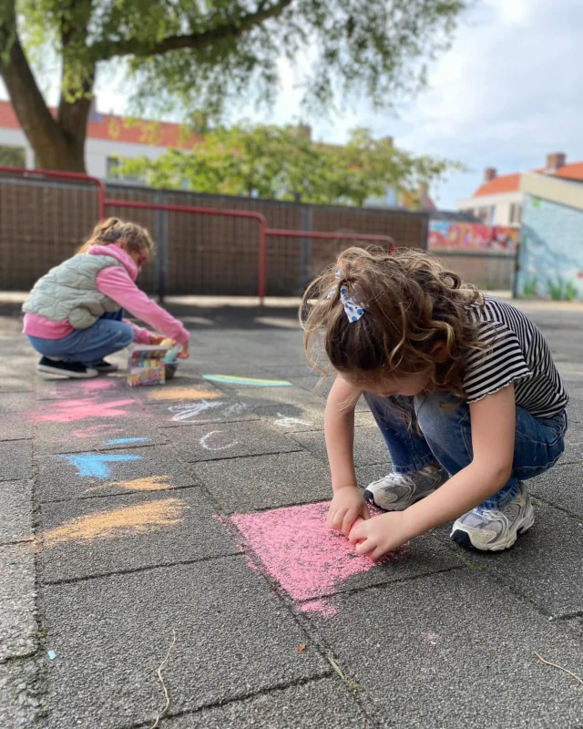 Op de foto zie je de BSO-kinderen van de Blekerskade/Spieghelplein die volop aan het stoepkrijten zijn. Wat een creativiteit! 🎨

Terwijl ze tekenen en kleuren, werken de kinderen aan hun fijne motoriek, oog-handcoördinatie en ruimtelijk inzicht. Daarnaast stimuleert het hun creativiteit en fantasie. Samen bedenken ze de mooiste kunstwerken en leren ze om te gaan met samenwerking en communicatie. 

Wij zijn trots op onze kunstenaars! 🖍️🌈 

#BSO #vakantie #Spelenisleren #Ontwikkeling #Creativiteit #Stoepkrijten #Samen