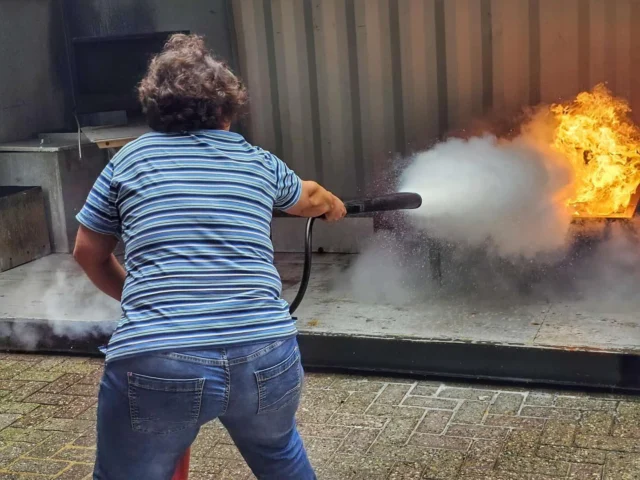 Gister hebben sommige van onze medewerkers hun BHV-vaardigheden weer opgefrist tijdens een herhalingsdag van @soliedeopleidingen 💪🧯 

Het was een dag vol leren, oefenen en voorbereiden om ervoor te zorgen dat we altijd klaar staan voor de veiligheid van ons team en alle kinderen. 

Samen zorgen we voor een veilige werkplek. 🩹 

#BHV #pedagogischmedewerker #veiligheid #training #herhaling #samensterk #opgefrist