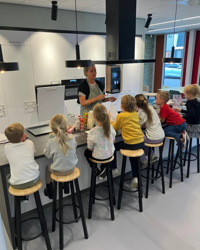 Op BSO Damakker konden de kinderen tijdens de middag kiezen uit allerlei superleuke activiteiten! 😄 Met een kaartjessysteem schrijven ze zich in voor wat ze het leukst vinden, en onze enthousiaste pedagogisch medewerkers zorgen voor een afwisselend programma. 💡

🎨 Creatieve activiteiten 
⚽ Sport en spel of dans 
🍴 Koken in de centrale keuken 
🧩 Puzzelen of gezelschapsspelletjes 
🚀 Lekker vrij spelen! 

Deze activiteiten vinden plaats in de verschillende ruimtes van de BSO Damakker. Samen maakte ze er een feestje van! 🎉

#BSODamakker #Kinderopvang #groepsactiviteit  #Creatief #SportEnSpel #SamenSpelen #Plezier