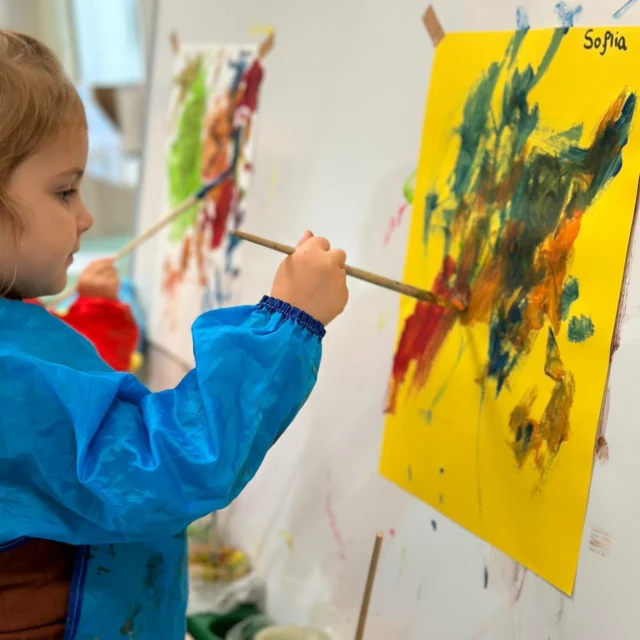 Op de peuteropvang Judith Leysterstraat gingen ze creatief aan de slag met het thema “Welkom Puk”
De peuters maakten hun eigen kunstwerk.

Ook ontdekten ze verschillende kleuren. 
Wat gebeurt er als je blauw met geel mengt? 💙💛

Zo mooi om te zien hoe nieuwsgierig ze zijn! 🎨🧑‍🎨🖌️

#Peuteropvang #JudithLeysterstraat #KunstMetPuk #KleurenMengen #Creativiteit #PeutersInActie #SpelendLeren #WelkomPuk