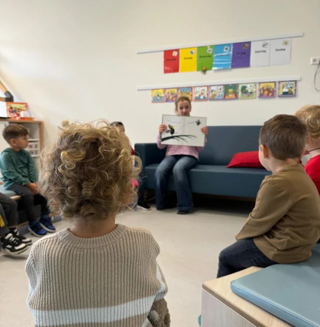 Samenwerken met school! 📚✨ 

Elke dinsdag- en donderdagochtend komen er twee kinderen uit groep 8 voorlezen bij de peuteropvang Judith Leysterstraat.

De peuters genieten van de extra aandacht en leren tegelijkertijd nieuwe woorden en verhalen kennen. Voor de kinderen uit groep 8 is het een geweldige kans om hun leesvaardigheid en zelfvertrouwen te vergroten, terwijl ze ook een positief voorbeeld zijn voor de kleintjes. Win-win voor iedereen! ❤️🙌

#voorlezen #samenwerken #peutersEnGroep8 #JudithLeysterstraat #taalontwikkeling #samengroeien #basisschool