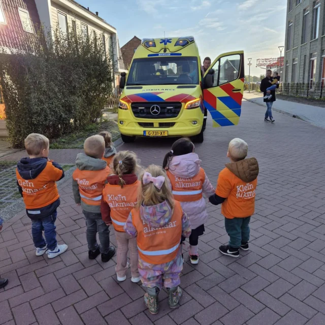 Afgelopen weken hebben ze op de Damakker het thema Beroepen op een bijzondere manier afgesloten. 🚑 

Een echte ambulancebroeder kwam langs met zijn ambulance om de peuters alles te vertellen over zijn werk. Door dit soort activiteiten proberen we de thema’s zo echt mogelijk te maken, waardoor het voor de kinderen tot leven komt. Iedereen mocht zelfs even in de ambulance zitten – een geweldige ervaring voor onze kleine ontdekkers! 🤩

#beroepen #themagerichteactiviteiten #ambulance #Damakker #peuters #KleinAlkmaar #kinderopvang