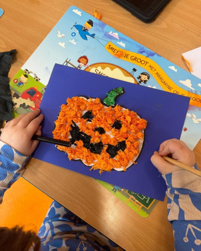 Griezelige Halloween gewenst 🎃! 

Op de BSO Judith Leysterstraat hebben ze met propjes crêpepapier een pompoen geplakt op papier! Kijk nou hoe mooi ze zijn geworden.

Vier jij Halloween?? 👻 

#halloween #griezelen #pompoen #boe #knutsel #BSO #kleinalkmaar