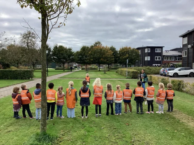 Bij BSO Damakker kunnen de kinderen zich uitleven met de activiteit: “sport en spel”. 🏃‍♀️ 

Zodra het weer het toelaat, trekken we naar buiten en maken we van het plein of het grasveld een echte speelarena. We organiseren allerlei leuke en uitdagende spelletjes die passen bij verschillende leeftijden en interesses. Van spannende estafettes tot balspellen en teamwork-activiteiten. Onze pedagogisch medewerkers moedigen de kinderen aan om nieuwe dingen te proberen, samen te werken en vooral veel plezier te maken. Zo zorgen we dat iedereen met een grote glimlach naar huis gaat na een actieve middag! ⚽️ 

#BSODamakker #actievemiddag #gezondekinderopvang #buitenactiviteit #speelarena #pedagogischmedewerker #plezier