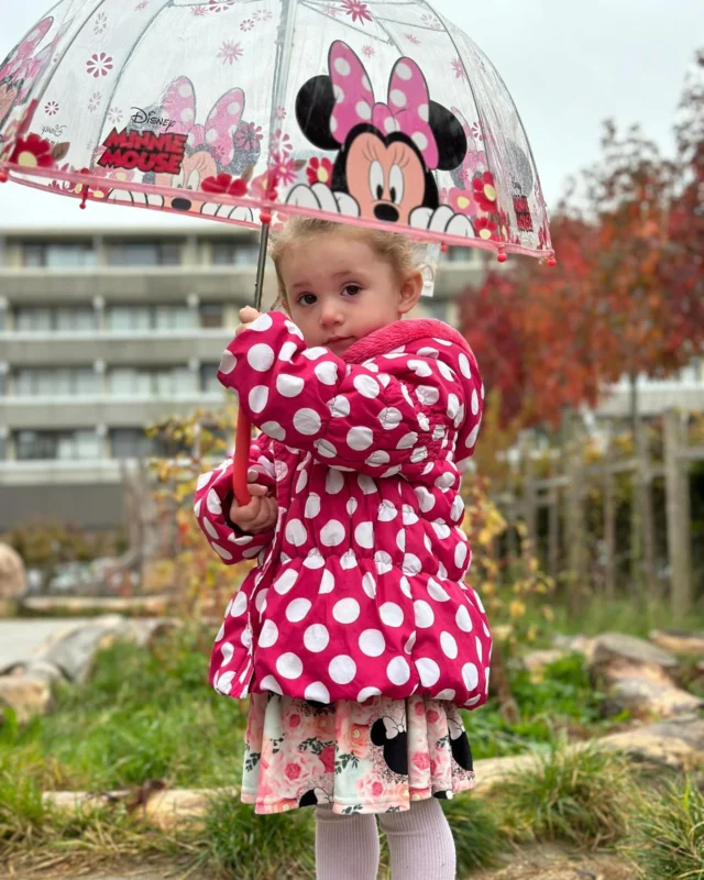 Weer een leuk thema uit ons VVE-programma Uk&Puk: Regen! Zowel op de peuteropvang Damakker als op de Boezemsingel werden de kinderen spelenderwijs meegenomen in het weer van de dag. 🌧️

💧 Op de Damakker gingen de kinderen met een paraplu in hun hand de regen in; ontdekken, rennen en plezier maken tussen de druppels door! ☔️ 

En met de grote parachute vol ballen speelden ze de regen na. Op en neer ging de regen, terwijl de ballen door de lucht stuiterden als druppels. 

💧 Bij de peuteropvang Boezemsingel ontdekten de kinderen dat er regen uit de wolk kwam. Snel een paraplu pakken, anders word je kletsnat! Zo leren de kinderen door te doen en ervaren ze het weer op een speelse, interactieve manier.

💧En op de peuteropvang Judith Leysterstraat stempelden de kinderen regendruppels. Wat een creatieve manier was om het thema verder te verkennen. 

#themaregen #spelenderwijsleren #Damakker #Boezemsingel #ontwikkeling #peuters #VVE