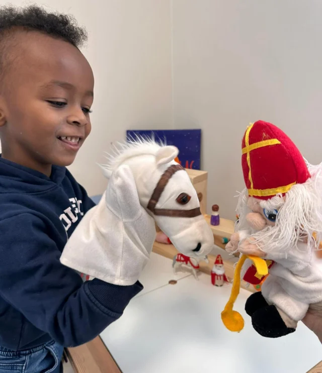 Sinterklaas is weer in het land! 🎅🎁

Op de peuteropvang Judith Leysterstraat is de Sinterklaassfeer al volop aanwezig. De kinderen spelen vrolijk met Sinterklaasknuffels en -poppetjes, terwijl op de verticalegroep Heiloöerdijk de pedagogisch medewerkers zijn verkleed als Piet en Sinterklaas! ✨ 

Ondertussen maken de kinderen een mooie Sinterklaasknutsel. 

Zijn jullie afgelopen zaterdag bij de intocht geweest?🎉

#Sinterklaas #intocht #Sinterklaassfeer #versiering #knutsel #pieten #verkleden