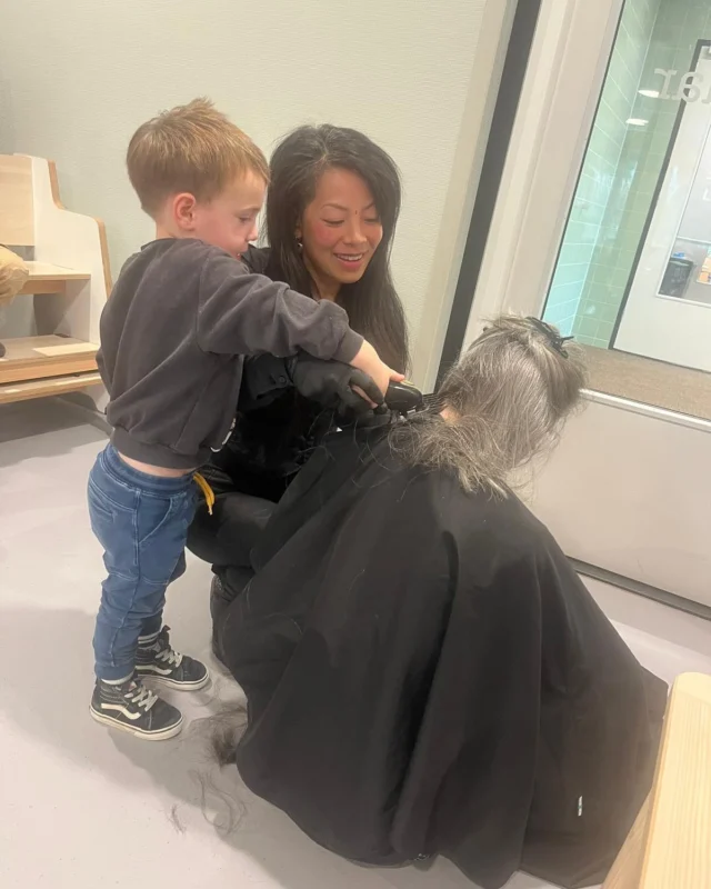 Op de dagopvang Damakker hadden we een bijzondere activiteit.
De kapper kwam langs! De kinderen kregen de kans om zelf te oefenen met knippen en scheren op een echt model. ✂️💈

Deze ervaring doet zoveel voor hun ontwikkeling. Het helpt kinderen hun motorische vaardigheden te verbeteren, stimuleert creativiteit, zelfvertrouwen en leert ze iets over verschillende beroepen. Door dit soort ervaringen leren ze op een speelse manier en ontdekken ze misschien wel hun passie!

#Damakker #lerendoordoen #kapper #ervaringsgerichtleren #toekomstdromen #motorischeontwikkeling #themaberoepen