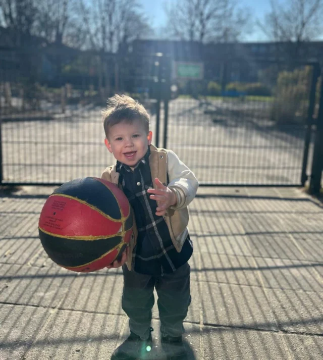 Bij Klein Alkmaar geloven we in de kracht van buitenspelen! Daarom hebben al onze vestigingen prachtige groene speelruimtes of natuurlijke speelelementen waar kinderen dagelijks de natuur ontdekken en avonturen beleven. Van moestuintjes tot blotevoetenpaden, er is altijd iets nieuws te ontdekken. 
 
📍Verticalegroep Heiloöerdijk 

#buitenspelenisleuk #natuurlijkeopvang #kleinalkmaar #groenekinderopvang #buitenavontuur #kindereninnatuur #speelnatuur