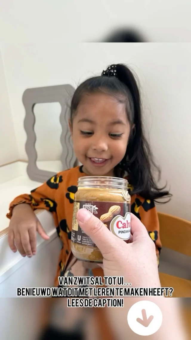 Ruiken, ontdekken en beleven!
Tijdens het zintuiglijke spel mochten de peuters van de peuteropvang Judith Leysterstraat vandaag aan allerlei geuren ruiken en vertellen wat ze ervan vonden: “Mmm lekker!” of juist “bah, dat stinkt!” 👃

Van de zoete geur van banaan en Zwitsal tot de pittige ui en sterke parfum, alles kwam voorbij. Zo leren de kinderen spelenderwijs over hun zintuigen, voorkeuren en zichzelf. Een fijne manier om taal te ontwikkelen en het zelfvertrouwen te versterken. 🧅🍌

#judithleysterstraat #zintuiglijkspel #ontdekkendoenwezo #peuteropvangalkmaar #spelenisleren #oudersvanpeuters #kennismetenopvang