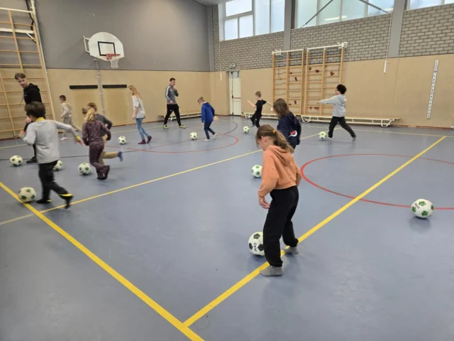 Je denkt naar een groep kinderen te kijken die in hun vakantie lekker actief bezig is ⚽️

Klopt helemaal. Maar bedenk dan eens dat deze voetbalclinic gegeven wordt door onze eigen pedagogisch medewerkers. Medewerkers met een sportachtergrond die dus zelf de clinic kunnen geven aan onze kinderen. Hoe leuk is dat!

📍BSO Beethovensingel

En stel je leest dit en denkt “Ik heb ook een sport achtergrond en dat wil ik ook”, of heb je een ander talent, kom dan bij ons team en wie weet geef jij de volgende vakantie een spetterende clinic. Gegarandeerd dat je met enthousiasme door de kinderen (en ons!) begroet wordt! 🙌

https://kleinalkmaar.nl/werkenbij/vacatures/

#talent #sport #pedagogischmedewerker #vakantieprogramma #bso