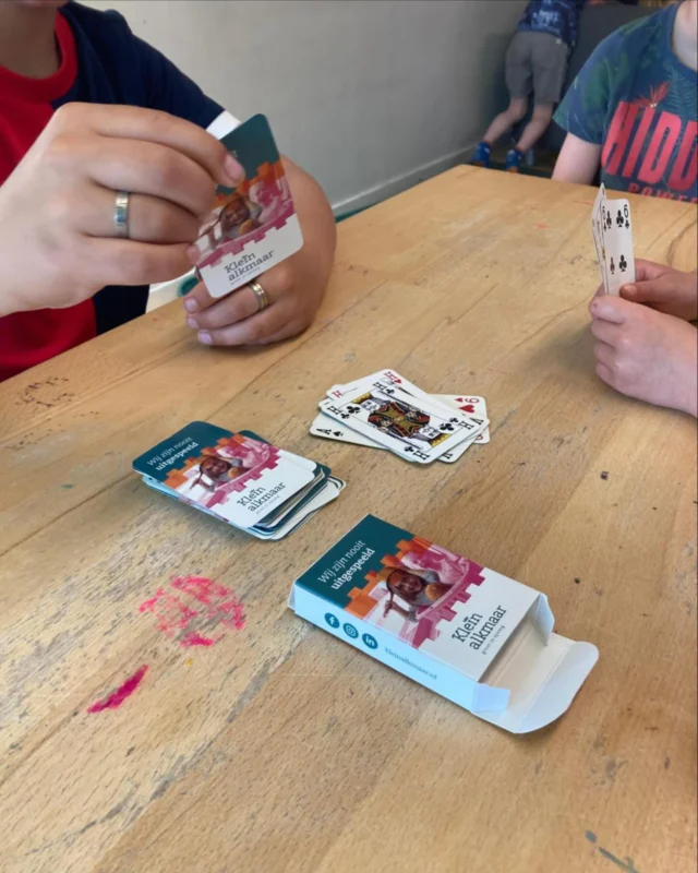 Bij Klein Alkmaar zitten we nooit stil, zelfs niet aan tafel!
Onze eigen speelkaarten zijn een grote hit op de BSO. Na school lekker even een spelletje spelen met vrienden.

♥️Ontspannen
🃏lachen 
♦️& soms ook fanatiek winnen natuurlijk. 

Een simpel maar gouden momentje om de dag mee af te sluiten.

En zeg nou zelf. Wat is er leuker dan je eigen kaartspel?

#kleinalkmaar #bsofun #spelletjespret #naschoolsechill #origineleactiviteiten #kinderplezierkaart #nooituitgespeeld