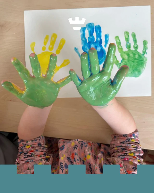 "Dag blauw", zei geel.
"Dag geel", zei blauw.
"Ik maak een andere kleur van jou!"
Ze gaven elkaar een zoen
en toen waren ze groen 💚De peuters op de Olympiaweg ontdekken spelenderwijs de wereld van kleuren. Met hun eigen handafdrukken maken ze vrolijke kunstwerken én zien ze wat er gebeurt als je kleuren met elkaar mengt 🎨