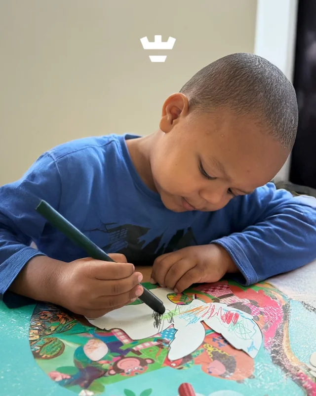 Op de peuteropvang aan de Judith Leysterstraat was het eerste thema na de vakantie 'Welkom in onze groep'. De kinderen hebben allemaal hun eigen puzzelstuk ingekleurd 🧩Samen vormen ze één kleurrijk kunstwerk 🌈 Een mooi symbool voor hoe we allemaal verschillend zijn, maar tóch bij elkaar horen 💛