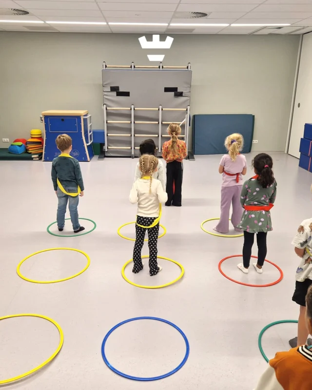 Drie op een rij… maar dan in het echt! Op BSO Damakker spelen de kinderen samen boter, kaas en eieren 🧈🧀🥚Spelenderwijs oefenen ze met samenwerken, op hun beurt wachten en nadenken over hun volgende zet 🤔