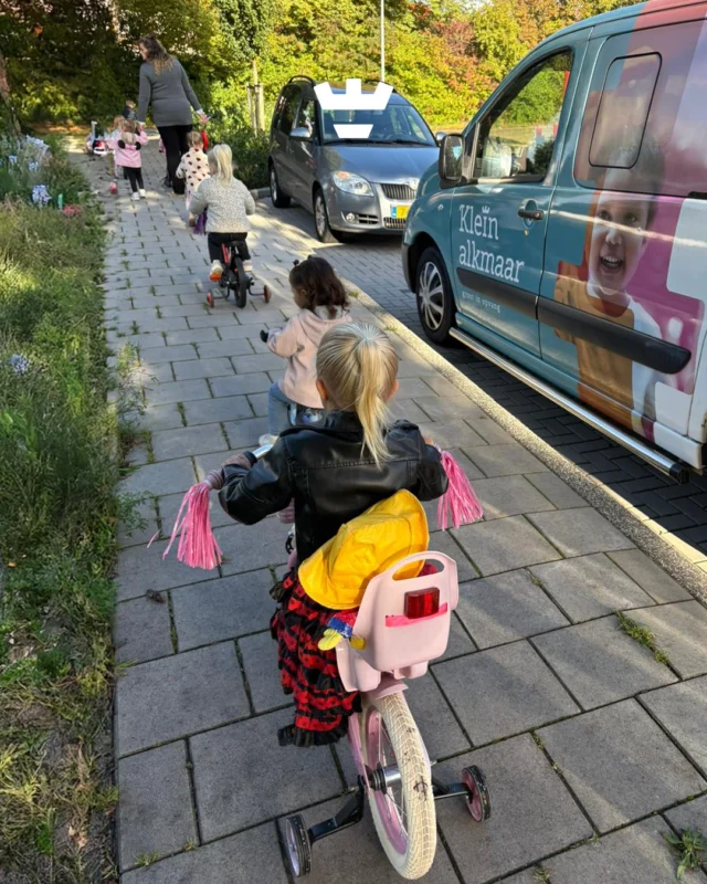Tring tring! 🚲🚦De kinderen van de Stempelmakerstraat gaan op pad met het nieuwe thema ‘Puk in het verkeer’.Op hun fietsjes en stepjes ontdekken ze de wijk en leren ze spelenderwijs welke verkeersborden ze allemaal tegenkomen. Zo oefenen ze met kijken, stoppen en weer verdergaan, net als in het echte verkeer 👀✨
