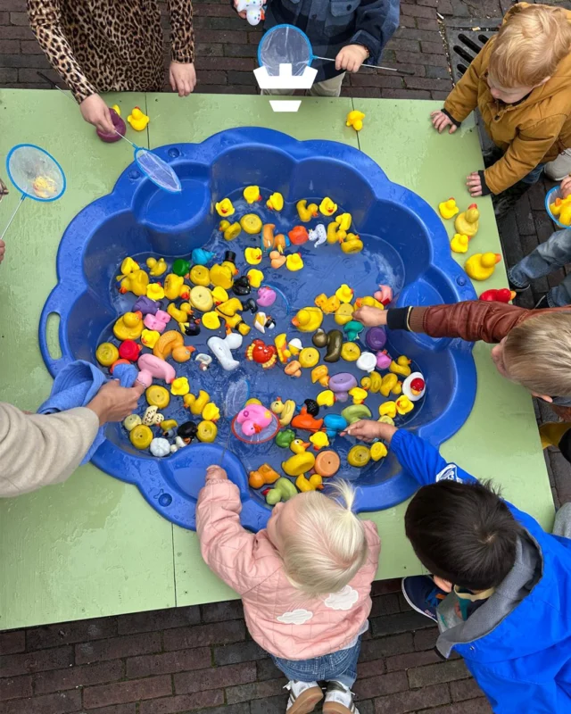 Het is vandaag Alkmaars Ontzet en als trotse sponsor van het Kidsplein vieren wij dat natuurlijk uitbundig mee! Ben je ook bij ons Oudhollands komen eendjes hengelen? 🦆En vanmorgen hadden we een primeur: we liepen voor de allereerste keer mee in de Jeugdoptocht. Heb je ons gespot? Wat waren de kinderen mooi verkleed hé?En daarna stond er een bijzondere lunch op het programma: poffertjes! 🥞 De kinderen hielpen mee met bakken, uitdelen én natuurlijk smullen.