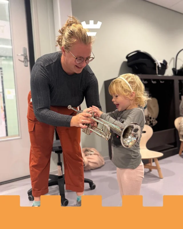 Op de Damakker dagopvang kwamen de trompetten tevoorschijn. En niet één, maar twee! 🎺🎺De kinderen luisterden, keken, zongen mee én mochten zelfs zelf de trompet uitproberen!Spelenderwijs ontdekken ze nieuwe klanken en ritmes, leren ze goed luisteren en ervaren ze hoe leuk het is om samen muziek te maken 🎶