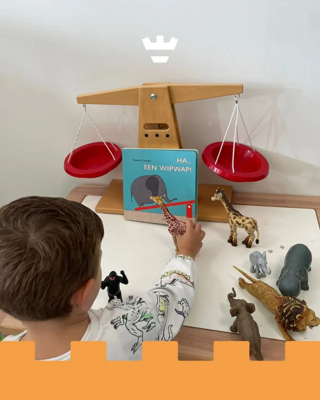 Een olifant op de wip? 🐘 In het boek “Ha… een wipwap!” kan het allemaal.Op de opvang spelen de kinderen het verhaal na. Niet met een wip, maar met een weegschaal ⚖️Vol verwondering zetten ze de dieren één voor één in de schaal. Welke kant gaat omlaag? En welk dier blijkt zwaarder? 🦒🦁Spelenderwijs ontdekken de kinderen zo meer over gewicht en balans, maar ook over oorzaak en gevolg. Het verhaal uit het boek komt tot leven en maakt leren een belevenis.