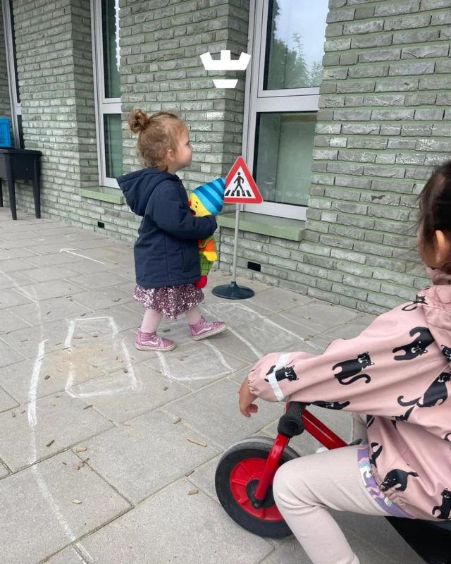 Stop… kijken… en dan pas oversteken 🚦👀Op de peuteropvang in Damakker leren de kinderen hoe je veilig over het zebrapad loopt. Met Puk op de arm steken ze de straat over, terwijl de andere kinderen op hun fietsjes netjes wachten.Spelenderwijs oefenen ze met verkeersregels, rekening houden met elkaar en hoe je rekening met elkaar houdt in het verkeer 🤝