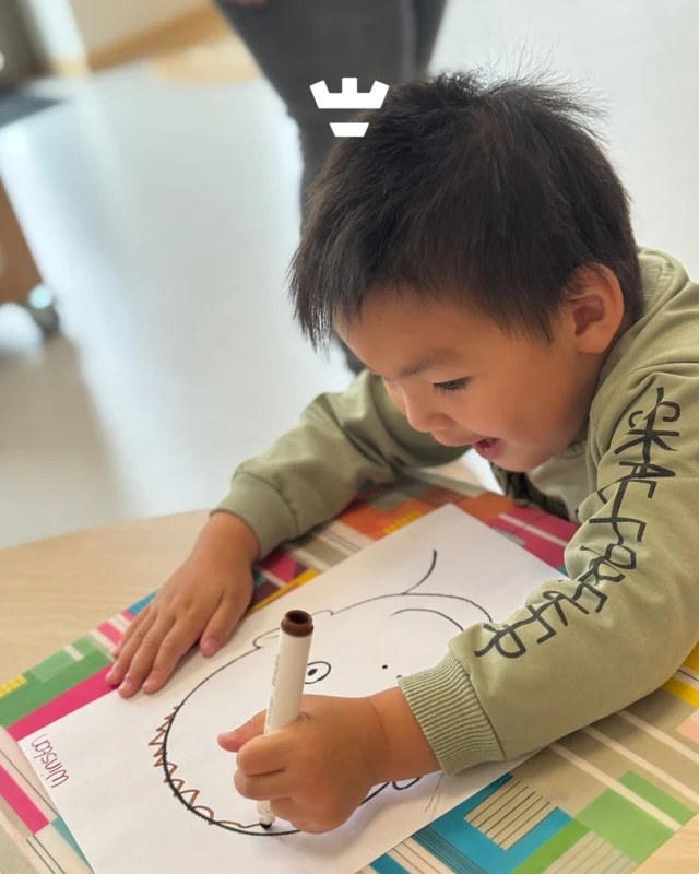 We werken deze weken rond het thema: Kijk mij eens! 🌟De peuters van de Judith Leysterstraat tekenden met behulp van een spiegel hun eigen gezicht. Door goed te kijken, vergelijken en tekenen versterken ze hun concentratie, fijne motoriek én zelfbeeld 🪞Zo leren ze spelenderwijs over zichzelf en hun unieke eigenschappen. En natuurlijk hoort daar een flinke dosis trots bij: “Kijk mij eens!” 💛