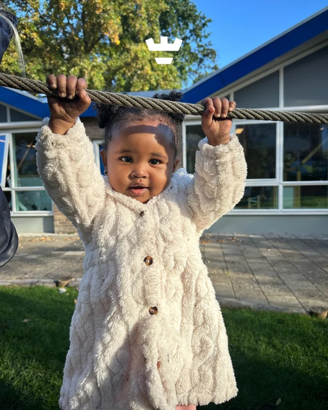 Lekker klimmen, klauteren en ontdekken op het plein aan de Pieter Langendijkstraat... 🌞 Buitenspelen is niet alleen leuk, maar ook ontzettend goed voor de ontwikkeling!Door te rennen, springen en nieuwe dingen uit te proberen, oefenen kinderen hun balans, coördinatie en spierkracht.Ze leren risico’s inschatten, ontdekken hun grenzen en worden elke dag een beetje zekerder van zichzelf ✨