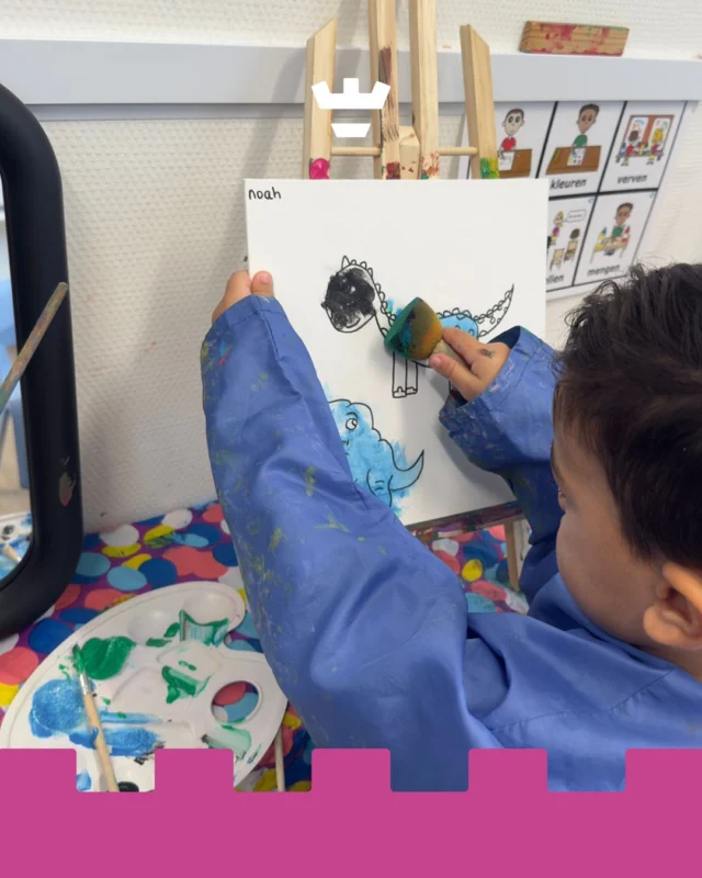 Op de peuteropvang aan de Heilooërdijk werd gewerkt aan echte kunstwerken.De kinderen doken in hun fantasie: de dino's kregen kleur, details werden toegevoegd en er werd volop geëxperimenteerd met verf 🎨Door zelf te kiezen hoe iets eruit mag zien, ontdekken ze dat goed en fout niet altijd bestaan. Dat geeft ruimte voor creatief denken, zelf keuzes maken en vertrouwen op je eigen kunnen ✨