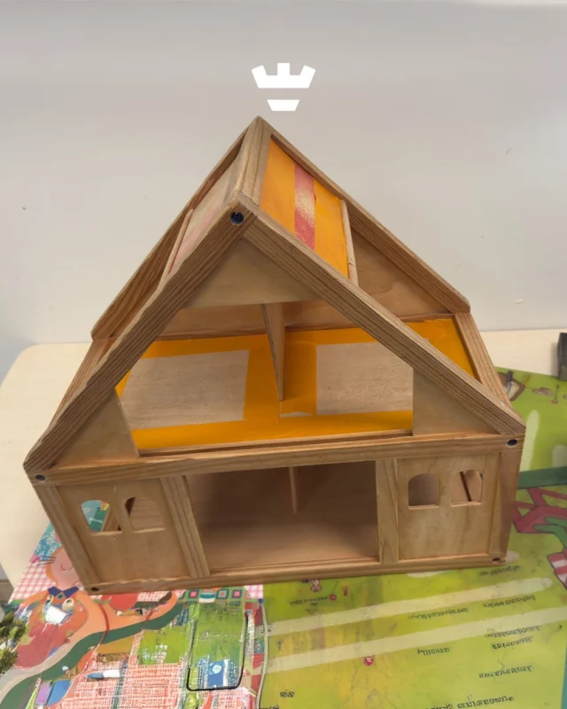 De collega's van de peuteropvang aan de Judith Leysterstraat hebben het poppenhuis een flinke opknapbeurt gegeven 🖌️🎨Gewoon omdat ze weten hoeveel plezier de kinderen hieruit halen. Hoe lief is dat 💕