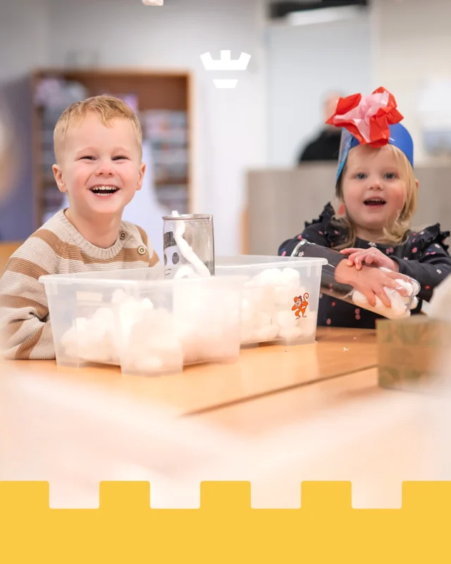 Spelenderwijs leren begint met ruimte geven. Wanneer kinderen zelf mogen voelen, proberen en ontdekken, ontwikkelen ze niet alleen vaardigheden, maar ook zelfvertrouwen.En natuurlijk zijn wij altijd in de buurt om de kinderen waar nodig een beetje op weg te helpen 🙌