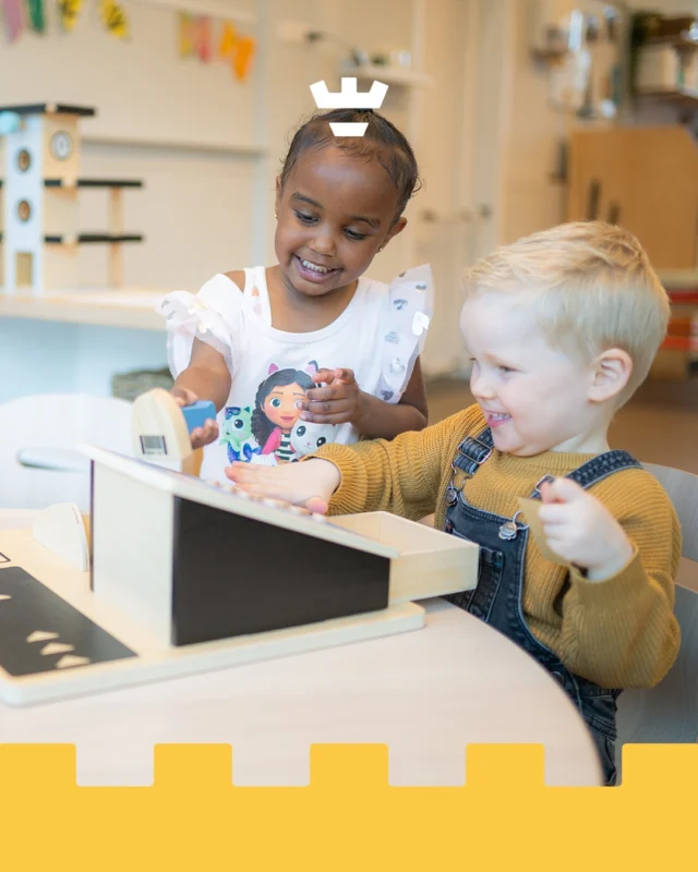 Bij Klein Alkmaar gebeurt het elke dag: leren door te spelen.Tijdens samenspel oefenen de kinderen met samenwerken, geduld hebben voor elkaar en omgaan met een teleurstelling 😊Zo leren de kinderen spelenderwijs hoe je met verschillende emoties omgaat 🌈