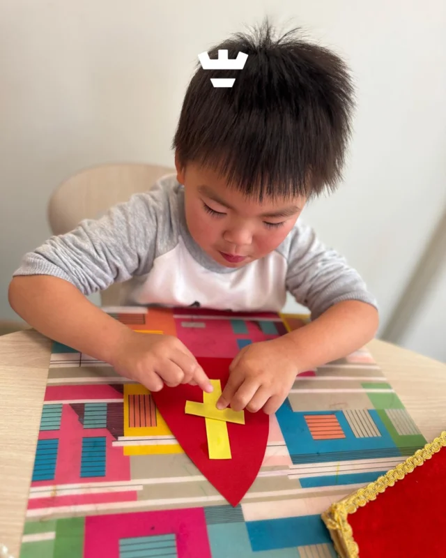 Op al onze vestigingen zat de Sinterklaassfeer er de afgelopen weken al goed in... ✨Bij de peuteropvang aan de Judith Leysterstraat maakten de kinderen een prachtige Sintslinger: eerst hun handafdruk als baard, daarna zelf een mijter knippen en erop plakken. Het resultaat? Een hele slinger vol unieke Sintjes.Op de babygroep van de Stempelmakerstraat zetten de allerkleinsten hun schoentje. Natuurlijk kregen ze allemaal een klein cadeautje van Sinterklaas!En bij de peuters aan de Muiderwaard werd er volop genoten van het maken (en opeten) van heerlijke mijterpizza's 😋Wij wensen alle kinderen, ouders en collega's een fantastische Sinterklaasavond 🎁💛