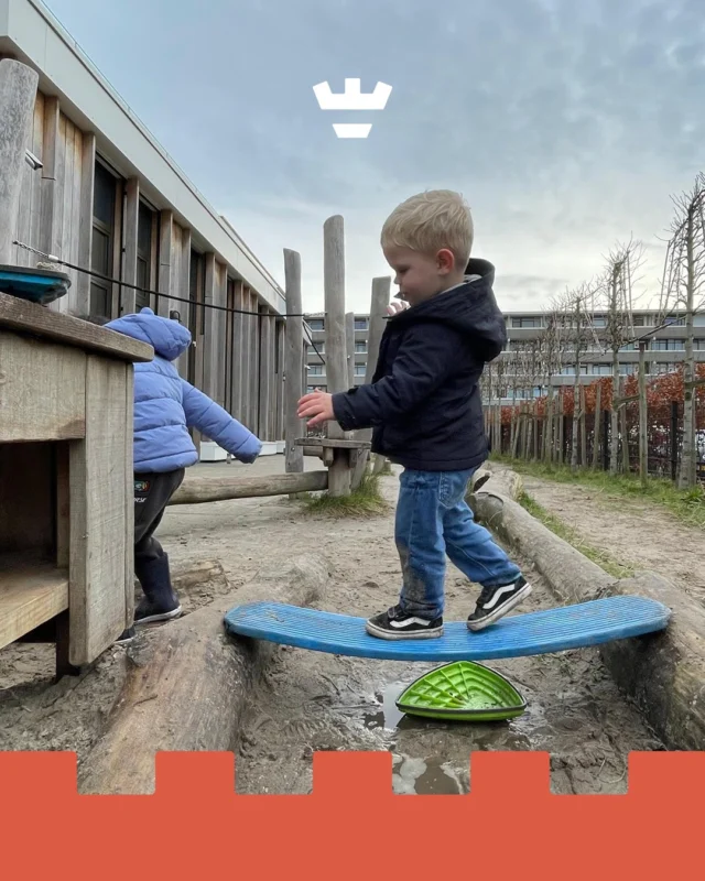Bij de peuteropvang aan de Judith Leysterstraat werd volop gebouwd en gebalanceerd. Met een simpele plank maakten de peuters hun eigen bruggetje 🛠️ Spannend én leerzaam!