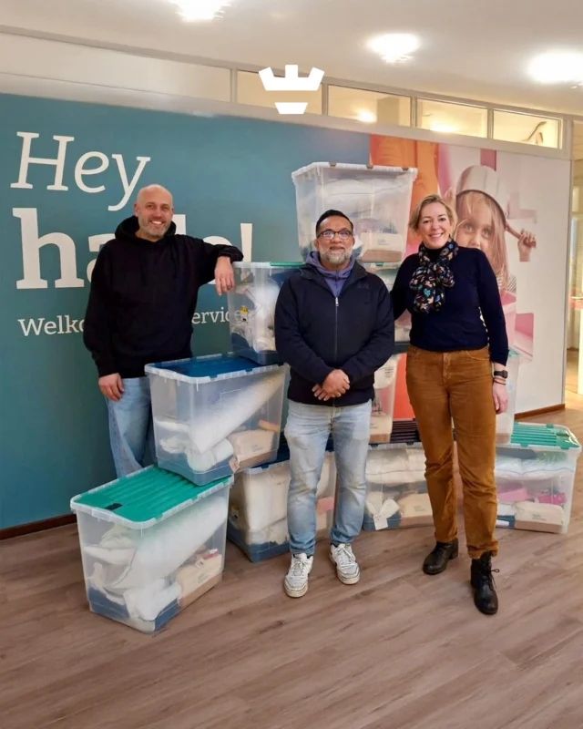 Tijdens het @doesgoed Festival raakten we in gesprek met @dnodoen, een organisatie die mensen ondersteunt die geen (veilige) woonplek hebben en hulp nodig hebben bij het maken van een nieuwe start.Tijdens het gesprek kwam een mooie, praktische hulpvraag naar voren: ondersteuning bij het samenstellen van pakketten voor mensen die hun eigen woonplek krijgen.Die hulp boden we graag. De afgelopen dagen vulden zich meerdere XL-kisten met onder andere borden, bestek en een Klein Alkmaar "zorg goed voor jezelf-pakketje".Wat voor ons klein lijkt, kan voor een ander een groot verschil maken. Mooi om dit samen te mogen doen 💚