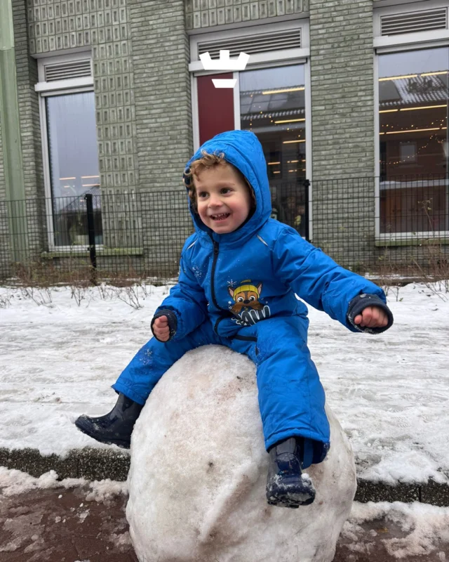 De sneeuw is inmiddels verdwenen, maar deze leuke momenten wilden we toch nog even met jullie delen... Wat hebben we genoten! 🤍Op onze vestigingen Pieter Langendijkstraat, Damakker en Arkplein was er volop sneeuwpret: glijden, sneeuwpoppen bouwen en sneeuw happen ☃️❄️