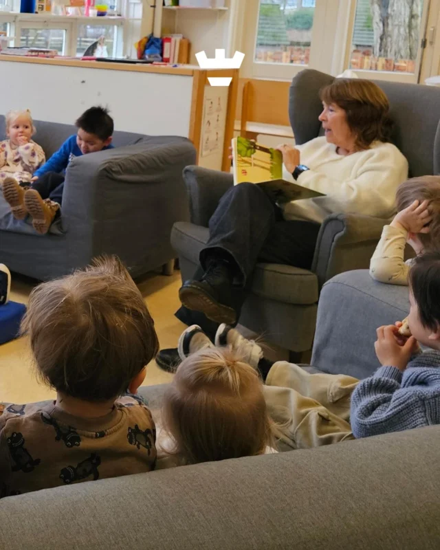 Vandaag zijn de Nationale Voorleesdagen weer begonnen. En wat een leuk prentenboek is het dit jaar weer: Kleine Aap 🐒 Een hartverwarmend verhaal waarin Kleine Aap haar geheim probeert te delen, maar de dieren willen maar niet naar haar luisteren...De vestigingen (dag- en peuteropvang) zijn vandaag gestart met voorlezen uit dit boek. Dit doen we tijdens het voorleesontbijt en soms zelfs met een bijzondere gast 📚Natuurlijk lezen we niet alleen Kleine Aap voor, maar het is deze dagen wel een beetje onze favoriet!