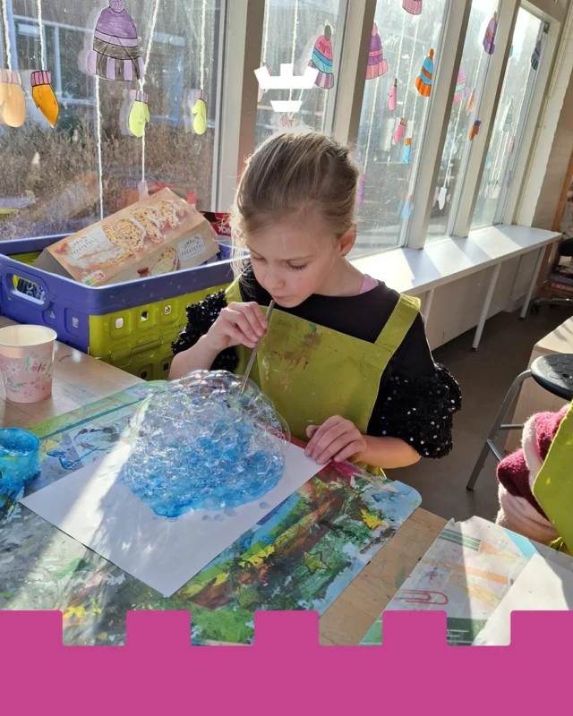 Bubbels + creativiteit = bubble art 💙Met veel plezier (en héle grote bellen) gingen de kinderen van de BSO aan de Schoenmakerstraat aan de slag. Al blazend ontstonden unieke druppels die perfect passen bij het thema 'aarde en natuur' 🌍💧Wat een mooie kunstwerken!