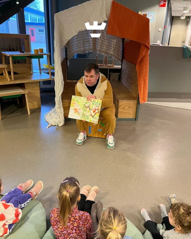 De Nationale Voorleesdagen lopen op hun einde en deze heerlijke foto's willen we jullie niet onthouden...Bij de peutergroep aan de Beethovensingel kwam een vader voorlezen tijdens het voorleesontbijt. De kinderen vonden het geweldig 🤩Ook bij de peuteropvang aan de Judith Leysterstraat was het feest, want de kinderen werden voorgelezen door niemand minder dan Puk!We kijken nu alweer uit naar volgend jaar 📖