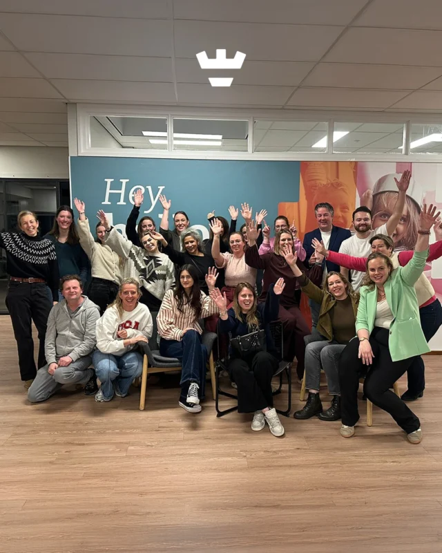 Een nieuwe baan brengt nieuwe energie. Daarom grijpen wij dit moment met beide handen aan om collega’s vanaf dag één te laten ervaren dat zij onderdeel zijn van iets moois ✨Nieuwe collega’s ontvangen een persoonlijk welkom, een op maat gemaakt Kom aan Boord-plan en een vast maatje als vertrouwd gezicht in de eerste weken.De nieuwe highlight? De Kom aan Boord-avond met escape room. Een verrassende, gezellige en betekenisvolle kennismaking met Klein Alkmaar waarbij onze nieuwe collega's spelenderwijs ontdekken wie we zijn, waar we voor staan en hoe onze kernwaarden zichtbaar zijn in het werk met kinderen.Kom aan Boord maakt onboarding leuk, betekenisvol en verbindend. Precies zoals we het bij Klein Alkmaar graag zien 🙌