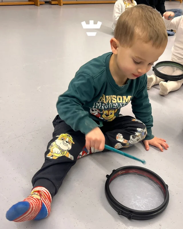 Muziek op Schoot voor onze peutergroepen 🎶Dit vrolijke, interactieve muziekprogramma is speciaal ontwikkeld voor jonge kinderen en sluit perfect aan bij hun belevingswereld.Samen zingen, bewegen, luisteren en muziek maken is niet alleen leuk om te doen, maar draagt ook op een speelse manier bij aan de ontwikkeling van kinderen. Denk aan:🗸 Taalontwikkeling
🗸 Motoriek
🗸 Sociaal-emotionele ontwikkeling
🗸 Concentratie en geheugenDeze foto is gemaakt op de Damakker, waar Muziek op Schoot voor de tweede keer langskwam.Welk liedje wordt er bij jullie thuis het vaakst gezongen? ✨