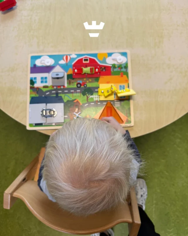 100% concentratie bij de peuters van de Anna Paulownastraat tijdens het spelen met het sensomotorisch bord ✅Wist je dat dit bord bijdraagt aan het verbeteren van de motoriek? Slotjes open, slotjes dicht... Door tegelijkertijd te kijken én te handelen oefenen ze hun oog-handcoördinatie 👀