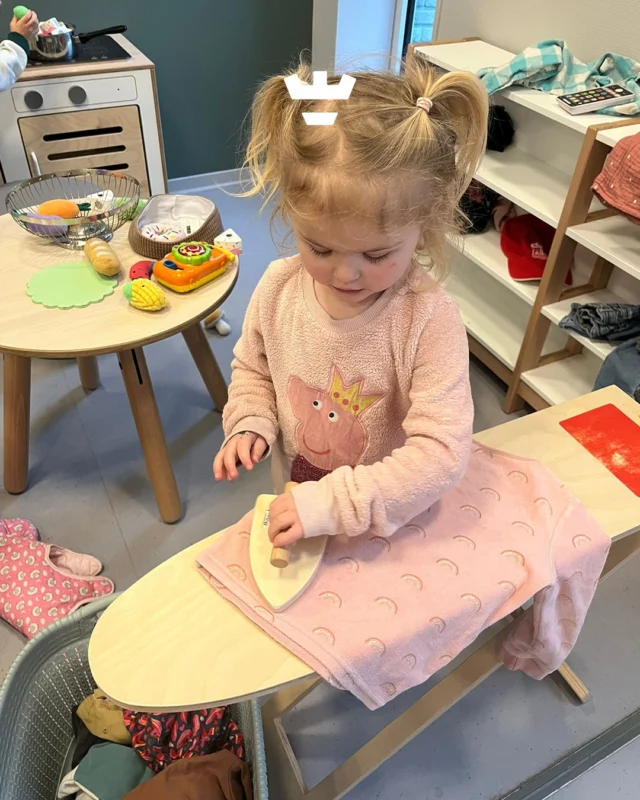 Op de peuteropvang aan de Damakker werken we met het thema ‘Kijk mij eens’. De kinderen ontdekken spelenderwijs wie ze zijn en wat ze allemaal al kunnen ✅Passende kleding kiezen bij het weer, de haren van de poppen verzorgen en kleren wassen, ophangen én strijken: het hoort er allemaal bij.Met echte handelingen in een veilige speelomgeving bouwen we aan hun zelfvertrouwen en zelfstandigheid.En wie weet… staan ze straks thuis te popelen om mee te helpen met de huishoudelijke taken 😉