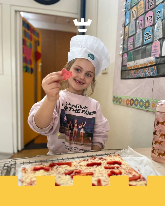 Rond Valentijnsdag veranderde de Stempelmakerstraat even in een echte pizzeria. Onze kleine chefs gingen aan de slag met hun eigen valentijnspizza's – natuurlijk mét hartjes ❤️🍕En alsof dat nog niet leuk genoeg was, mochten ze daarna ook nog hun eigen pizzadoos ontwerpen ✍