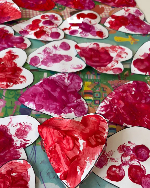 Het is Valentijnsdag. Voor ons een goed excuus om met de kinderen de allerleukste valentijnscadeautjes te knutselen, speciaal voor iemand die ze heel lief vinden! 🥰Fijne Valentijnsdag 💌