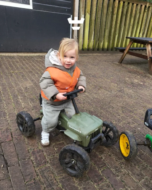 Met de peuters van de Pieter Langendijkstraat gingen we op avontuur naar De Hout.Buiten spelen, klimmen, trekker rijden, puzzelen én natuurlijk even hallo zeggen tegen de geitjes 🐐