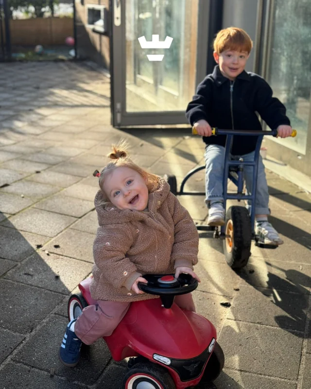 Samen op pad is toch veel leuker dan alleen? Dat vonden deze twee van de Beethovensingel in ieder geval wel 🚲Bij Klein Alkmaar stimuleren we samenspel in alles wat we doen. Want samen bewegen en samen spelen betekent samen leren 🤍