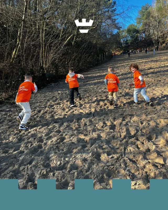 Bij Klein Alkmaar grijpen we iedere kans aan om naar buiten te gaan. De vakantie is hét moment voor een extra leuk uitstapje. Daarom trokken we er vorige week met de BSO's op uit naar de Klimduin en het Bergerbos 🌲Rennen, rollen, klimmen en vooral heel veel lachen in het zand. En natuurlijk werd er genoten van een lunchpakket in het zonnetje ☀️🍎🥪 Wat een heerlijke dagen!