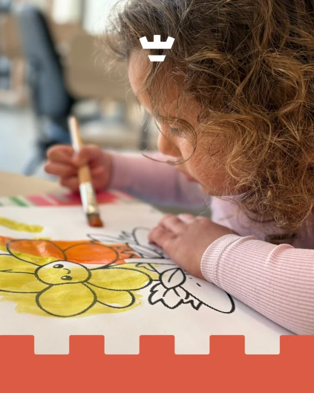 Wat was het vorige week lekker weer hè? ☀️De peuters van de Judith Leysterstraat kregen er meteen lentekriebels van. Dus pakten ze de kwasten erbij en schilderden hun eigen bloemen 🌼🎨