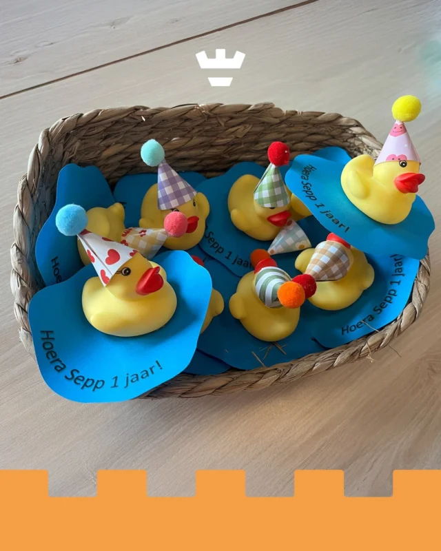 Op de babygroep van de Damakker werden deze vrolijke badeendjes met zelfgemaakte feestmutsjes uitgedeeld 🎉Zo leuk dat ouders er vaak een persoonlijke en creatieve traktatie van maken. Daar worden wij én de kinderen blij van! 💛